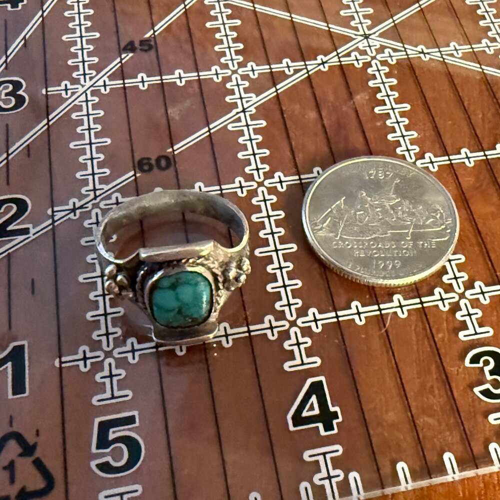 Vintage Navajo Sterling Silver and Turquoise Ring, Size 7 - Picture 6 of 8